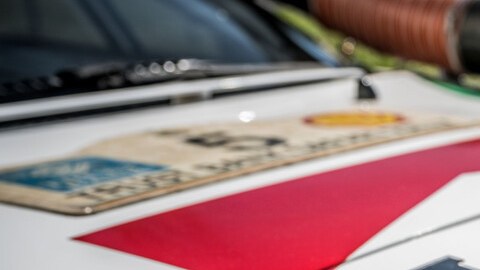 Detalle frontal Toyota Celica WRC 1993, toma de aire capó y patrocinio Marlboro, icono del rally de los años noventa