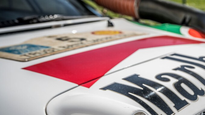 Detalle frontal Toyota Celica WRC 1993, toma de aire capó y patrocinio Marlboro, icono del rally de los años noventa