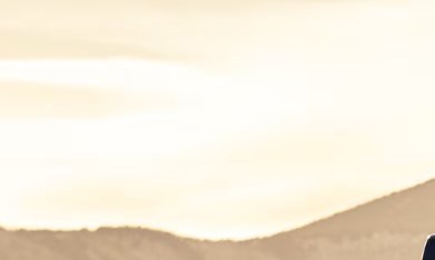 Pickup Chevrolet Silverado azul levantando polvo en off-road, frontal agresivo con logo Chevy, camioneta 4x4 ideal para trabajo y aventura.