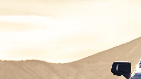 Pickup Chevrolet Silverado azul levantando polvo en off-road, frontal agresivo con logo Chevy, camioneta 4x4 ideal para trabajo y aventura.