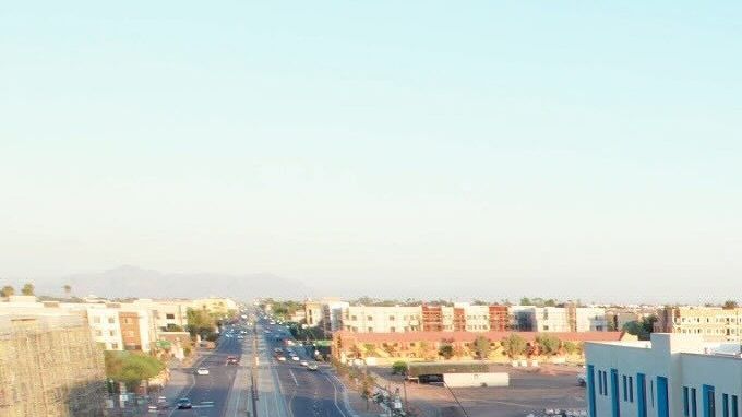 Vista panorámica de Culdesac Tempe, ciudad car-free en EE.UU. con tranvías y arquitectura sostenible.
