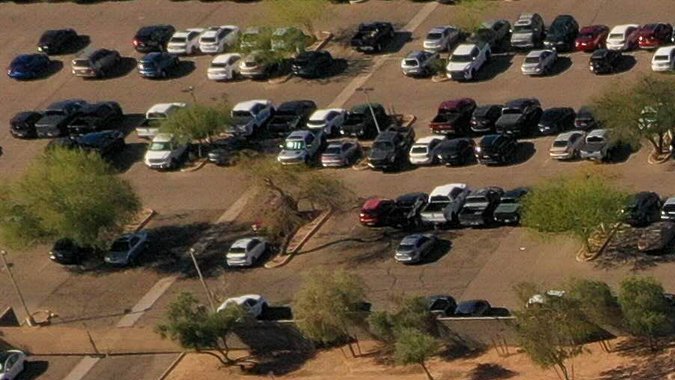 Vista aérea de Culdesac Tempe, vecindario sin autos en Arizona con edificios modernos y transporte público.