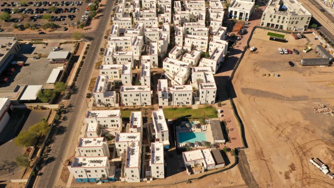 Vista aérea de Culdesac Tempe, vecindario sin autos en Arizona con edificios modernos y transporte público.