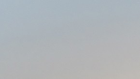 Dodge Challenger Swinger verde oscuro visto desde atrás en carretera