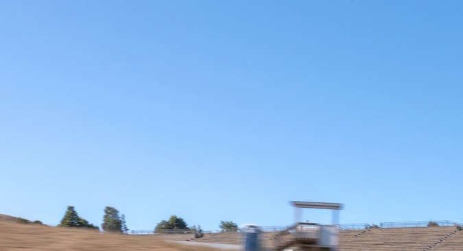 Dodge Charger Swinger verde en pista, sedán musculoso V8 en curva,