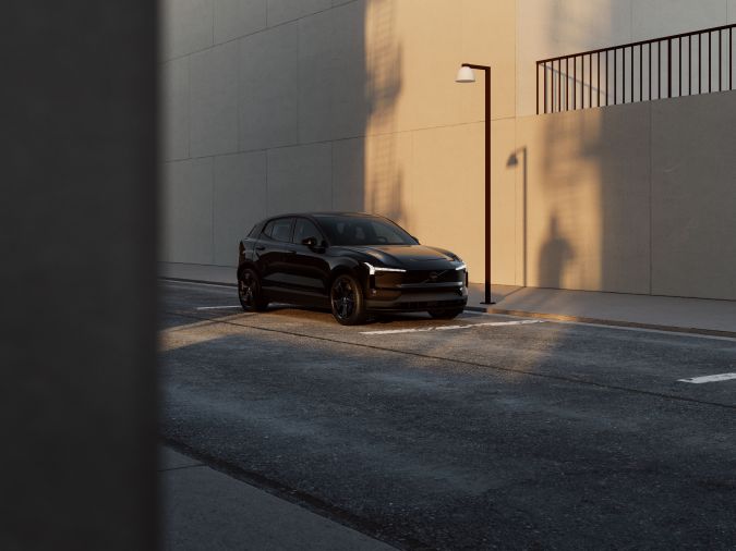 Frente del Volvo EX30 MY27, diseño aerodinámico con luces LED y líneas elegantes para el SUV eléctrico accesible.