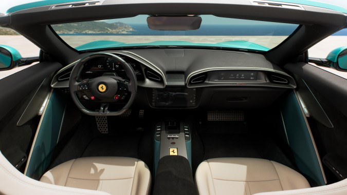 Ferrari Amalfi Spider tiene un interior premium.