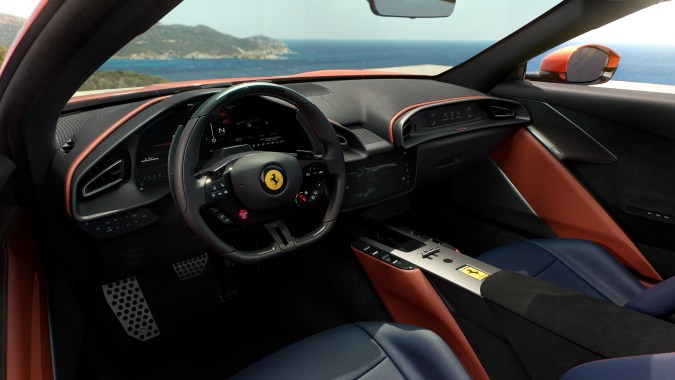 Ferrari Amalfi Spider tiene un interior minimalista.