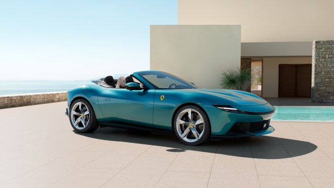 Ferrari Amalfi Spider tiene un perfil elegante y deportivo.