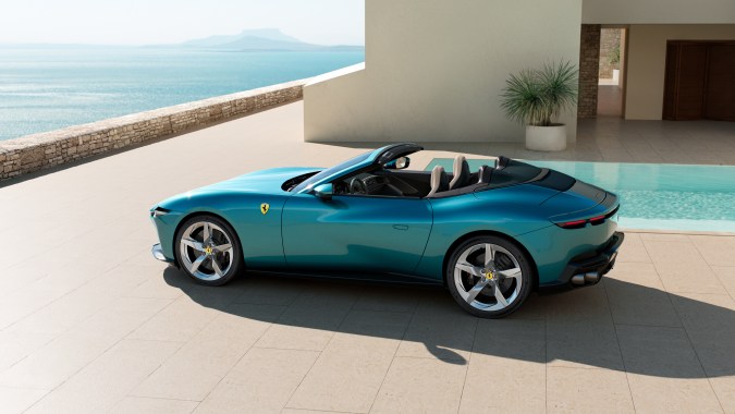 Ferrari Amalfi Spider tiene detalles elegantes.