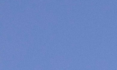 Ford Explorer Limited 2020 azul vista trasera en carretera montañosa, SUV afectado por recall cámara reversa y limpiaparabrisas.