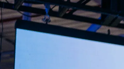 Jim Farley presenta Ford Universal EV Platform con pickup eléctrica en escenario, innovación en vehículos accesibles