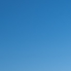 GMC Hummer EV pickup 2026 junto a supercars Ferrari y Lamborghini, la camioneta eléctrica más poderosa del mundo.