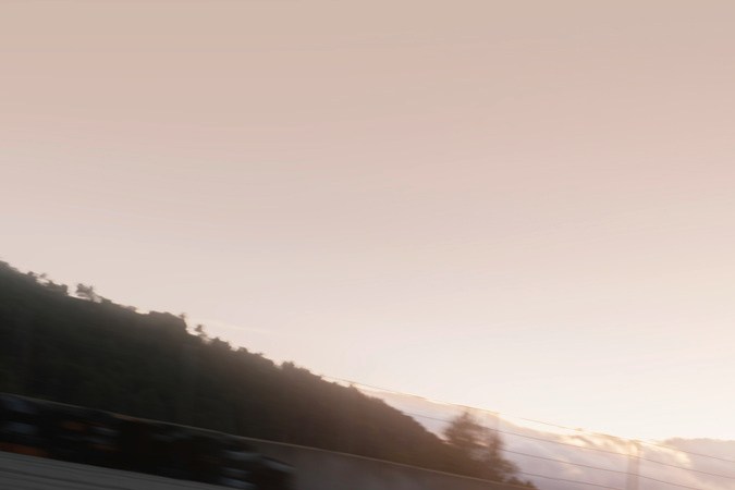 Golf Design Vision GTI en pista con alas desplegables, modelo conceptual Volkswagen 2026 deportivo