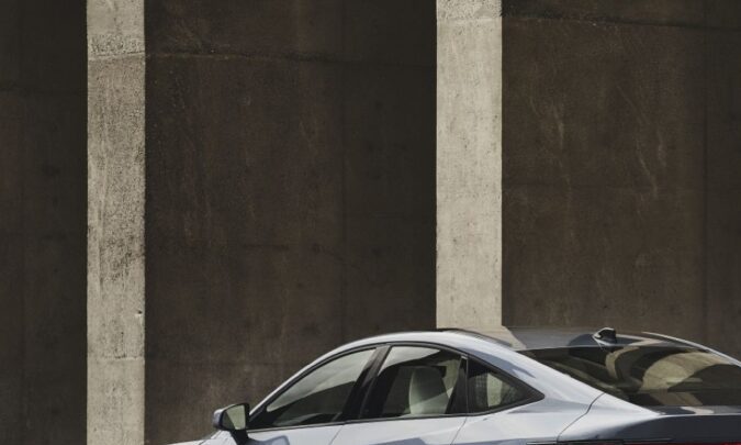 Lexus ES 2026 sedanes heroicos en paisaje rocoso, versiones EV e híbridas de lujo.