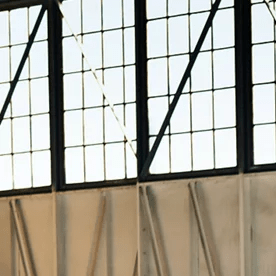 Hyundai Venue 2026 gris estacionado en angar accesible más barato América vista lateral.