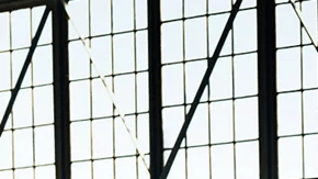 Hyundai Venue 2026 gris estacionado en angar accesible más barato América vista lateral.