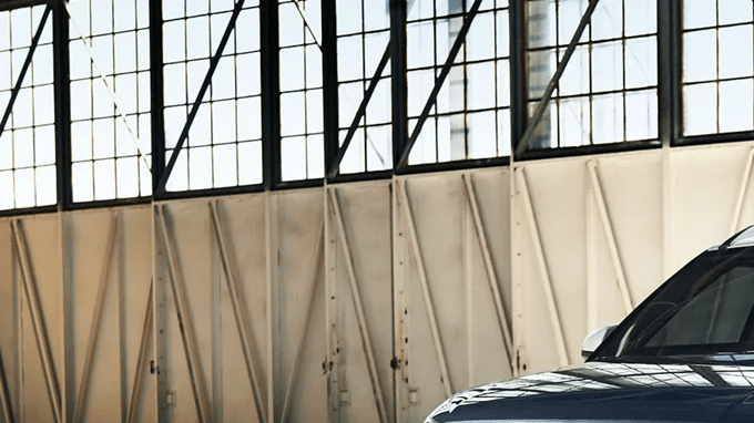 Hyundai Venue 2026 gris estacionado en angar accesible más barato América vista lateral.