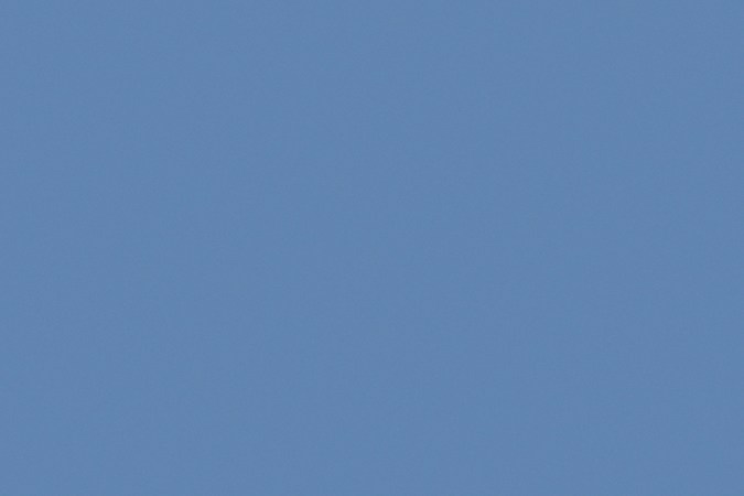 Hyundai Palisade híbrido 2026 en movimiento por autopista soleada, diseño robusto y eficiente.