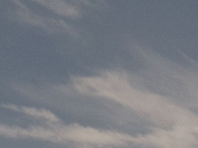 Interior espacioso Volvo EX30 2027 con puertas abiertas, asientos premium y diseño minimalista sueco para SUV eléctrico compacto.