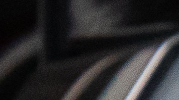 Detalle de las luces traseras LED del Mitsubishi Outlander 2026 en color gris, diseño moderno de SUV híbrido enchufable orientado a la eficiencia urbana