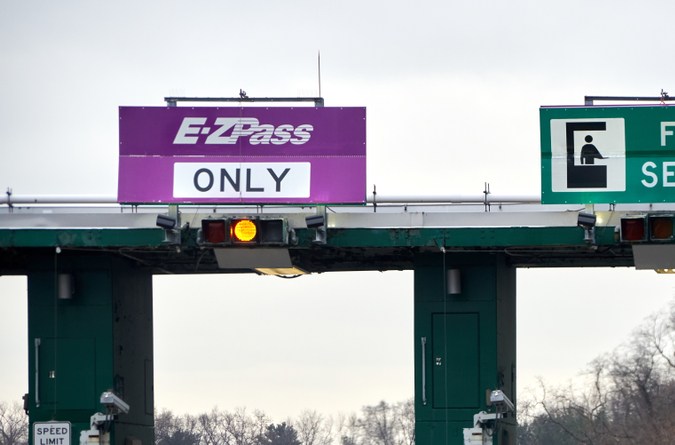 Carteles EZPass y terminal. E ZPass es un sistema electrónico de cobro de peaje utilizado en carreteras de peaje, túneles y puentes, y túneles en Estados Unidos