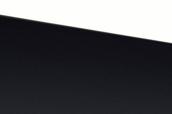 BMW i3 50 xDrive azul visto de lado: elegante sedán eléctrico con 463 HP y hasta 440 millas de autonomía