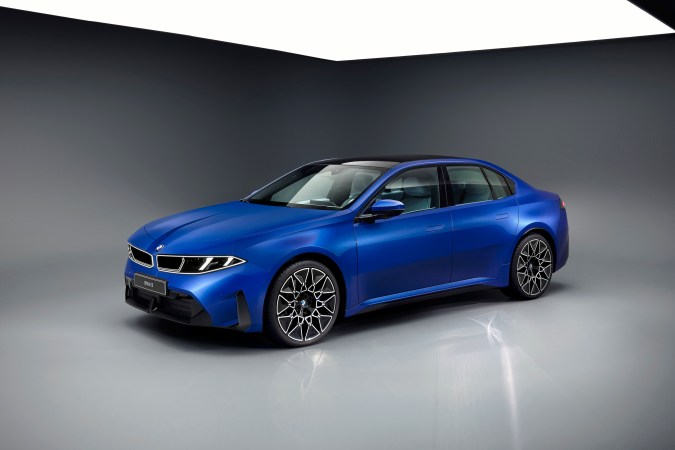 BMW i3 50 xDrive azul visto de lado: elegante sedán eléctrico con 463 HP y hasta 440 millas de autonomía