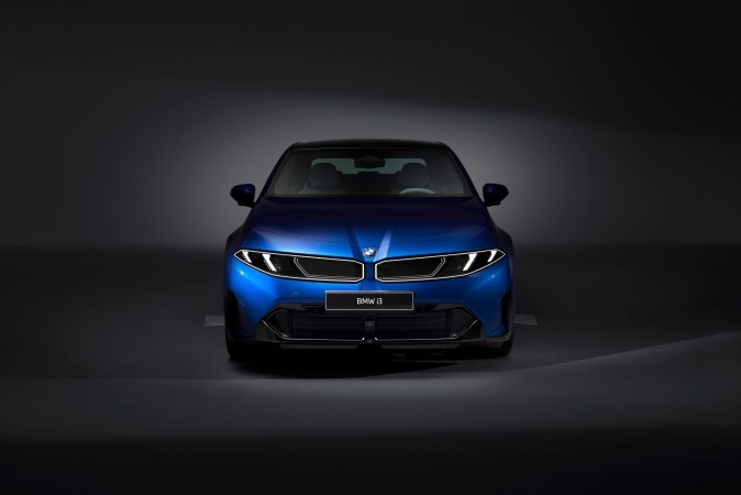 BMW i3 50 xDrive frontal azul: el nuevo sedán eléctrico con récord de 440 millas de autonomía