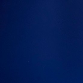 Detalle frontal BMW i3: logo icónico y faros LED en el sedán eléctrico Neue Klasse con récord de autonomía