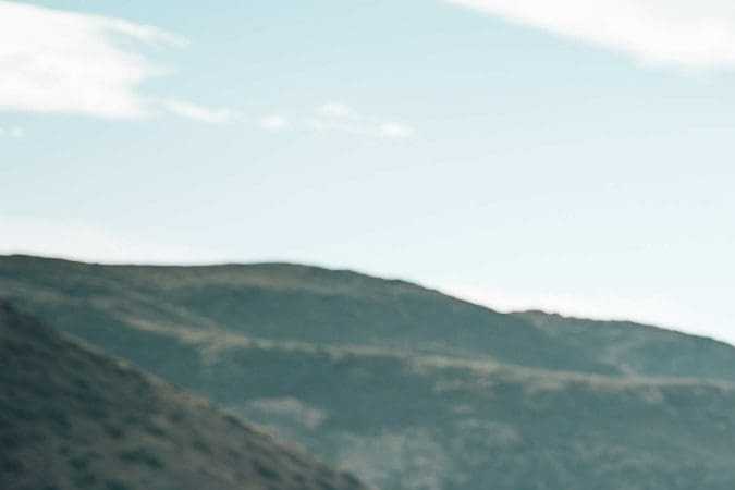 Randy Wimenta junto al Toyota Corolla AWDROLA off-road en desierto, listo para Mint 400.