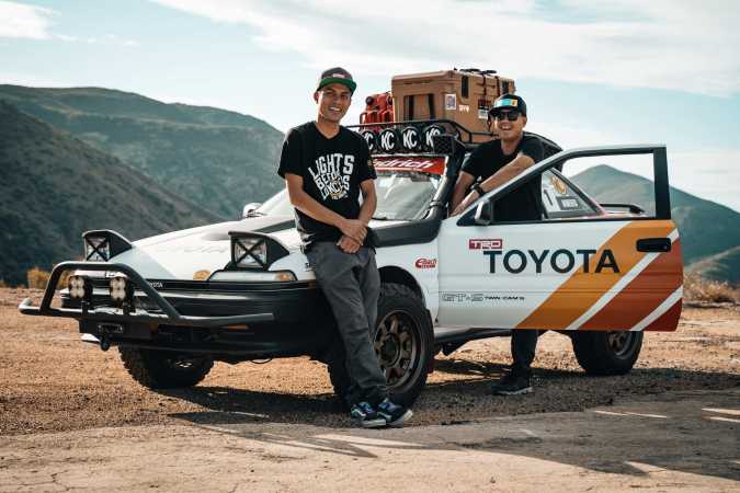 Randy Wimenta junto al Toyota Corolla AWDROLA off-road en desierto, listo para Mint 400.