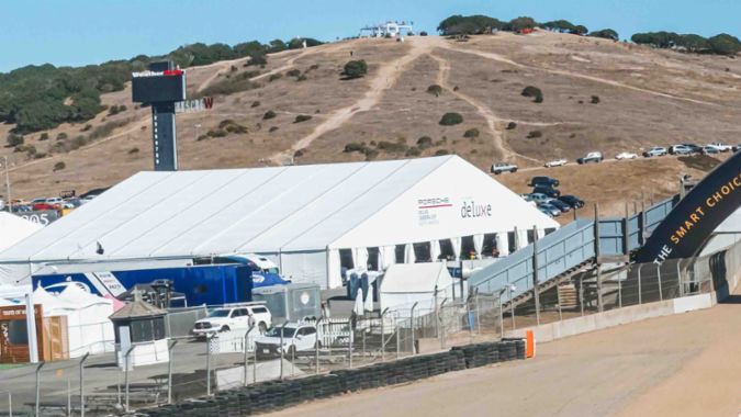 Línea de autos Porsche clásicos en Rennsport Reunion 7 Laguna Seca.