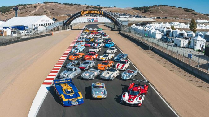 Línea de autos Porsche clásicos en Rennsport Reunion 7 Laguna Seca.