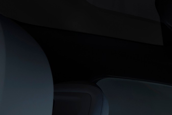 Interior del BMW i3 2027 con pantalla panorámica y asientos claros: lujo y tecnología en el sedán eléctrico de BMW