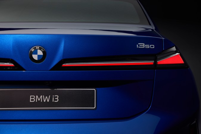 Vista trasera BMW i3 50 xDrive: diseño deportivo y emblema en el sedán eléctrico con récord de rango en 2027