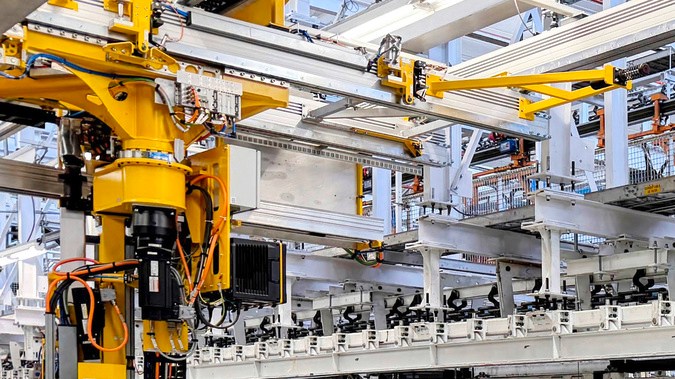 Línea de producción Volkswagen México, ensamblaje SUV nuevos modelos 2026 en fábrica moderna.