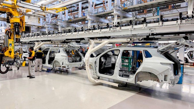 Línea de producción Volkswagen México, ensamblaje SUV nuevos modelos 2026 en fábrica moderna.