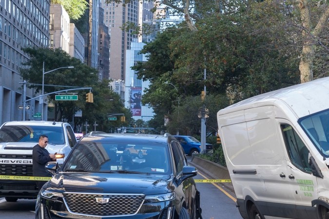 Un accidente de tráfico fue un accidente de tránsito en el que un servicio de coches paró en un semáforo visto el 13 de octubre de 2023 en la ciudad de Nueva York.