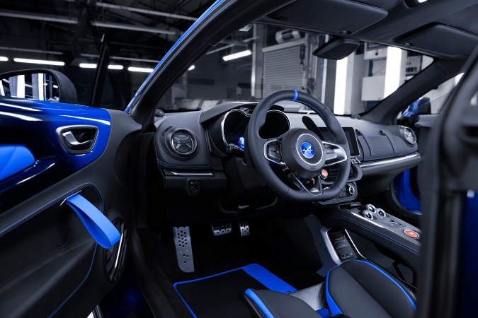 Interior Alpine A110 2025 con asientos deportivos y volante, diseño premium para entusiastas americanos.