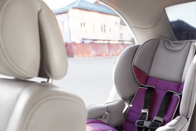 Asiento de seguridad infantil moderno vacío dentro del auto