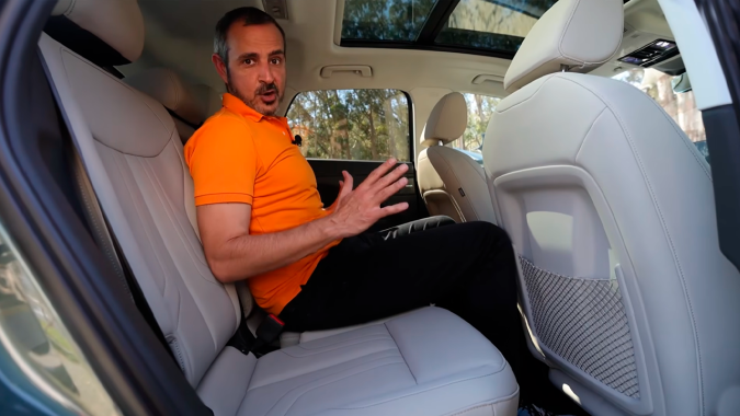 Audi Q3 2026.tiene un espacio trasero aceptable.