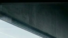 auto azul espumoso en túnel moderno con cortinas plásticas y luces LED.