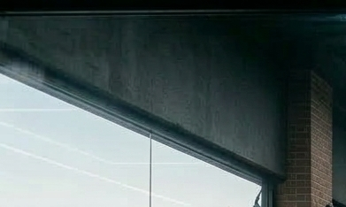 auto azul espumoso en túnel moderno con cortinas plásticas y luces LED.