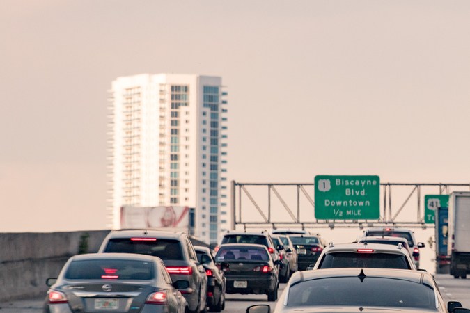 Las autopistas congestionadas de Miami, Florida, con muchos coches transitan cada día