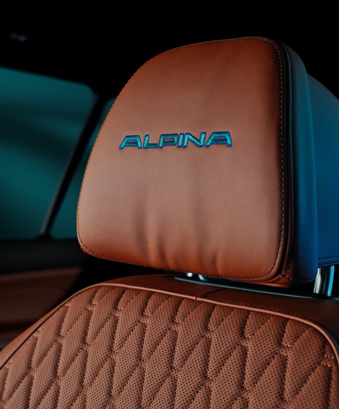 BMW Alpina XB7 2026 tiene detalles de lujo.