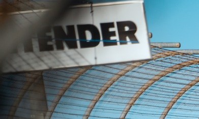 Toyota 4runner gris y Ford Mustang GT rojo en pista bancada, cerca de vallas publicitarias. Automovilismo Miami.