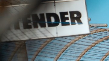 Toyota 4runner gris y Ford Mustang GT rojo en pista bancada, cerca de vallas publicitarias. Automovilismo Miami.