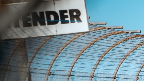 Toyota 4runner gris y Ford Mustang GT rojo en pista bancada, cerca de vallas publicitarias. Automovilismo Miami.