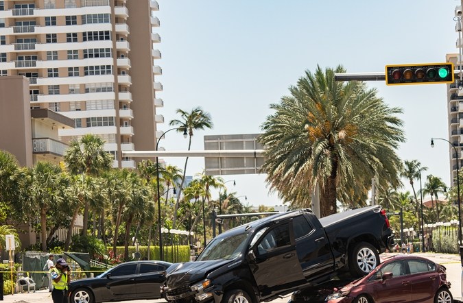 Terrible accidente automovilístico ocurrió en la playa de Hallandale, Miami en medio del hermoso día